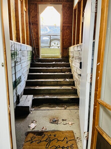 Building Photo - 8 Deer Path