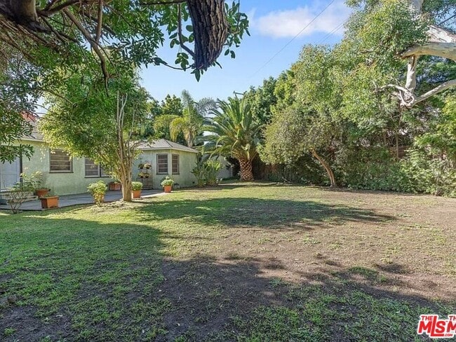 Building Photo - 3031 S Bentley Ave