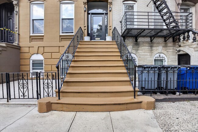 Building Photo - 540 Bramhall Ave