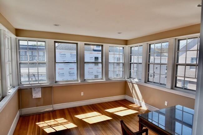 Building Photo - 106 Brook St