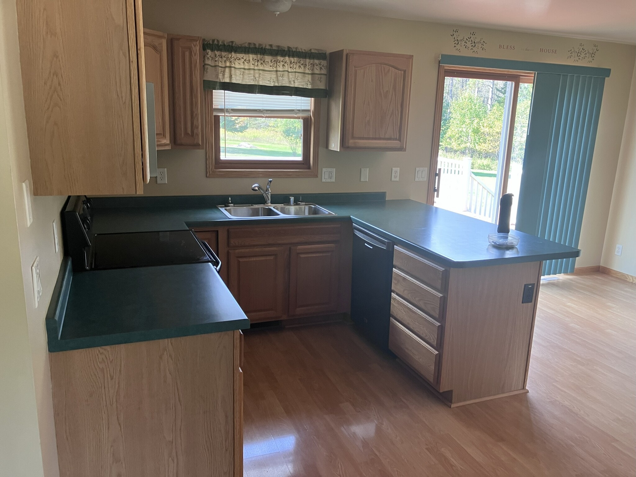 Kitchen with breakfast bar - N5223 Tamarack Ln
