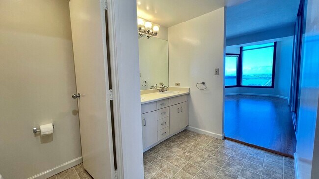 Building Photo - High Rise Living at its Best in Emeryville...