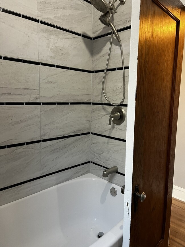 Building Photo - 1528 E 72nd St