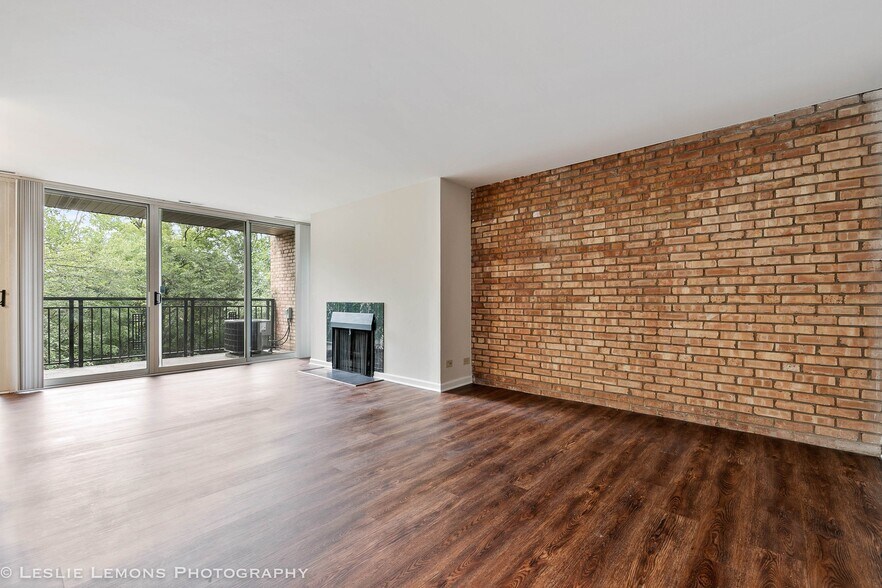 Large windows - 5900 Oakwood Dr