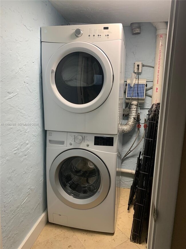 Building Photo - 329 W 28th St