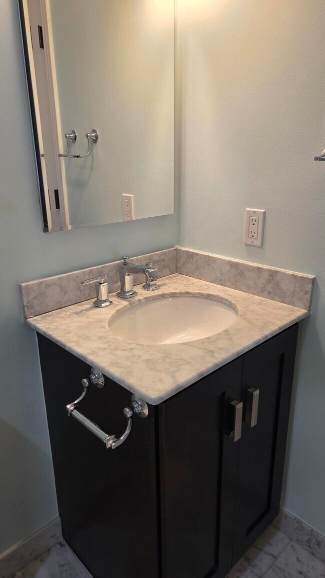 Building Photo - 934 W Huron St