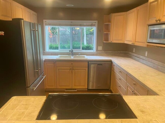 Building Photo - Nice 4-bed, 2-bath single-family home with air-conditioning near Hawthorne Hill in Seattle for rent!