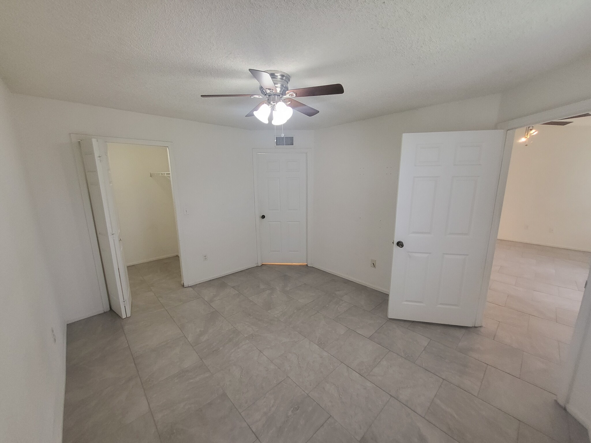 Building Photo - 5064 Park Central Dr