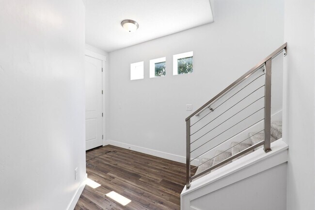 Building Photo - Waters Edge Townhome