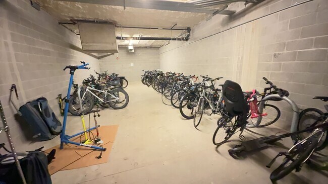 Building Photo - EPIC REA- Lower Pac Heights - Condo w/Parking