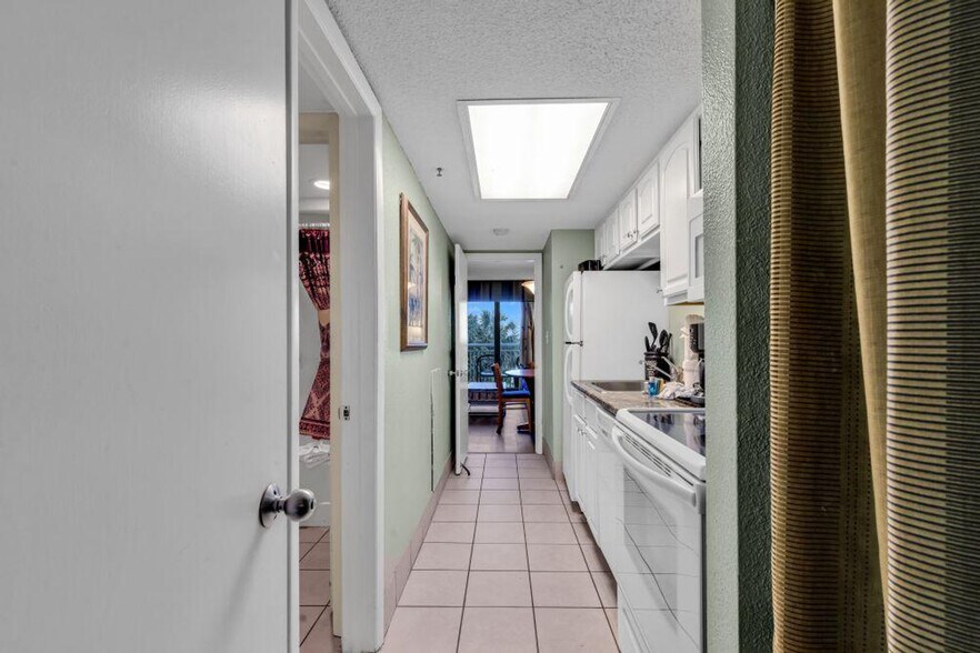 Building Photo - 2106 N Ocean Blvd
