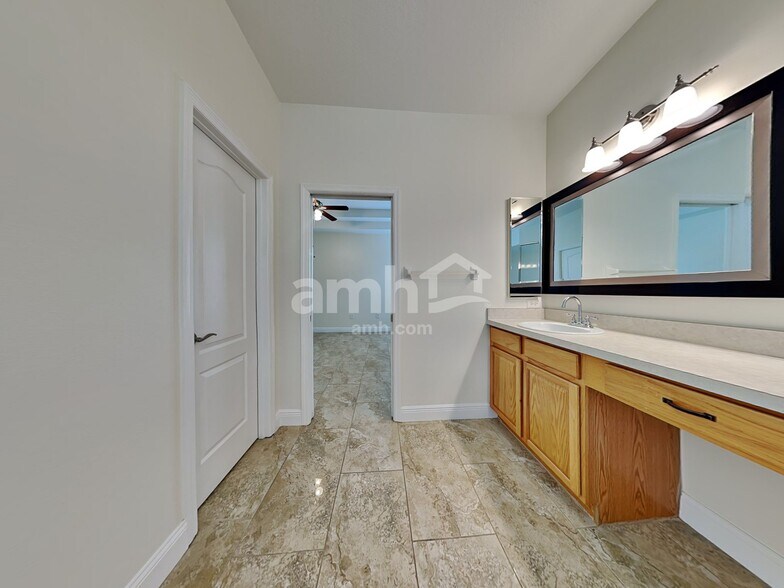 Building Photo - 802 Lesa Glen Pl