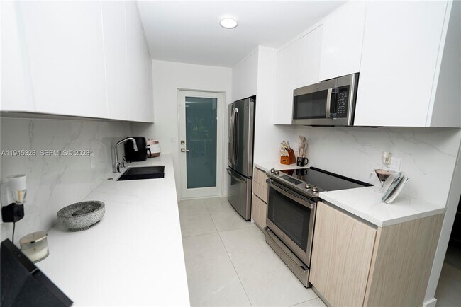 Building Photo - 881 Ocean Dr