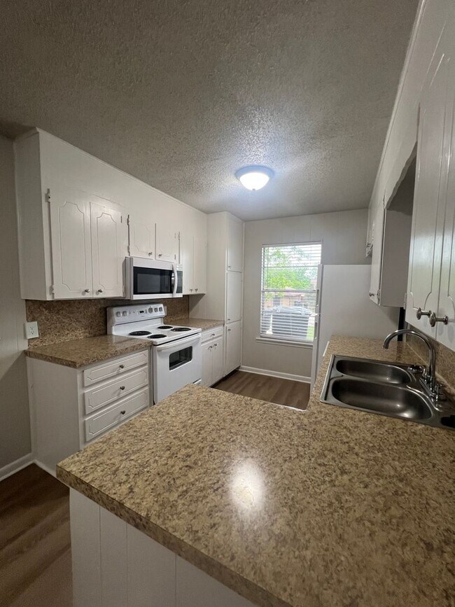 Building Photo - Renovated 2 Bed/1.5 Bath Duplex with Garage
