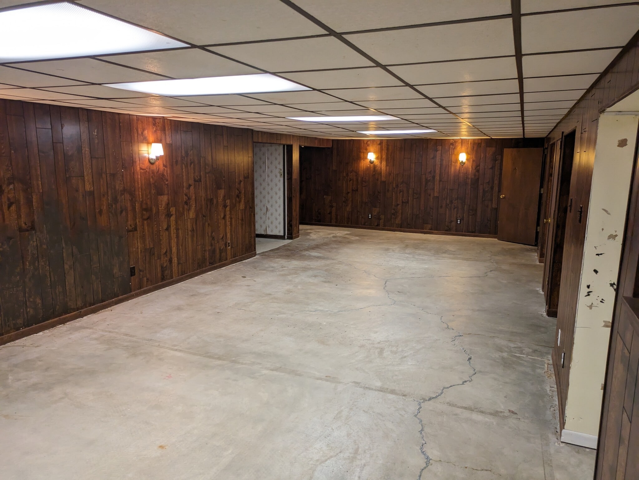 1400 sq ft basement - 2906 Southbridge Rd