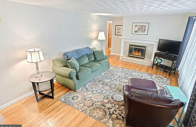 Building Photo - 271 Haybrook Dr