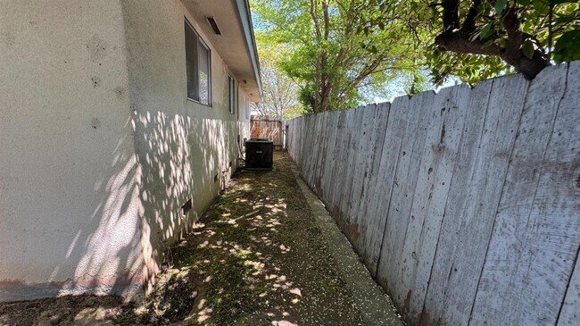 Building Photo - 493 N Alta Ave