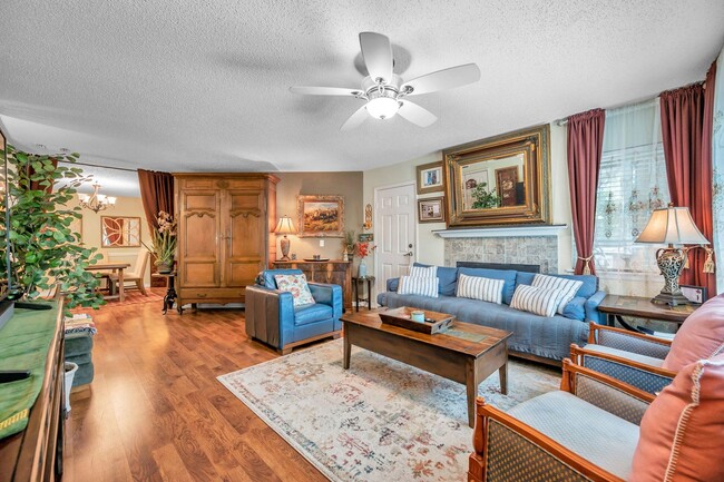 Building Photo - Quiet 3 bedroom 2 Bathroom Condo Unit in C...