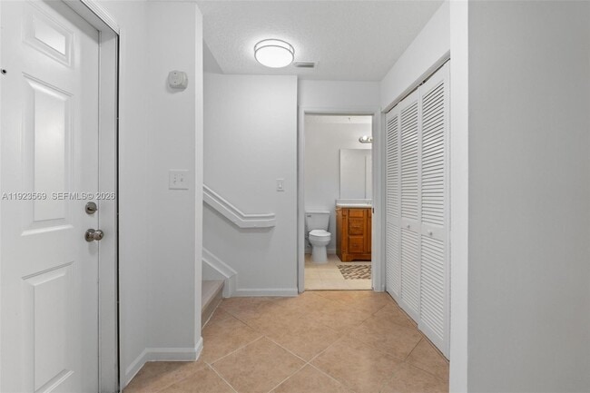 Building Photo - 390 City View Dr