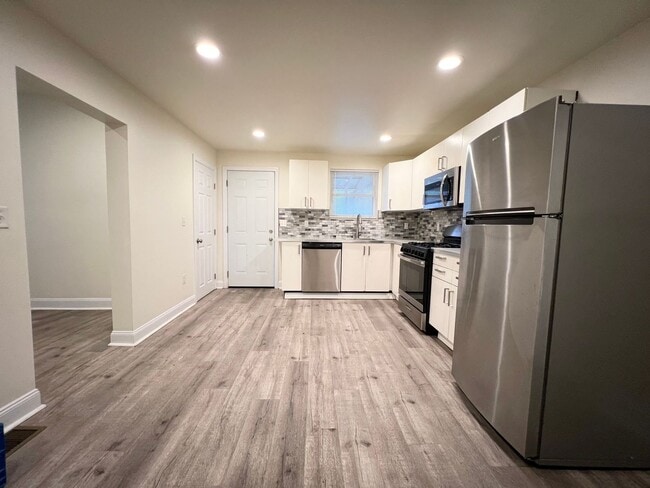 Building Photo - Updated 2BR house with off street parking!