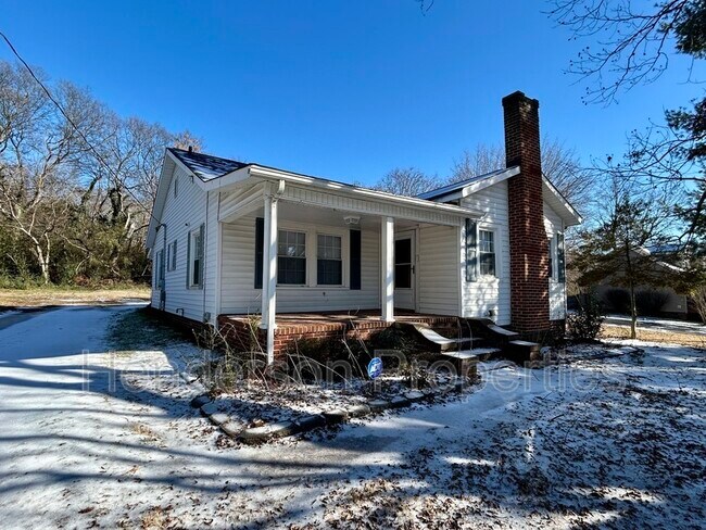 Building Photo - 935 Old Charlotte Rd SW