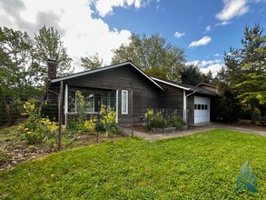 Building Photo - Charming 3 bedroom/1 bathroom Home