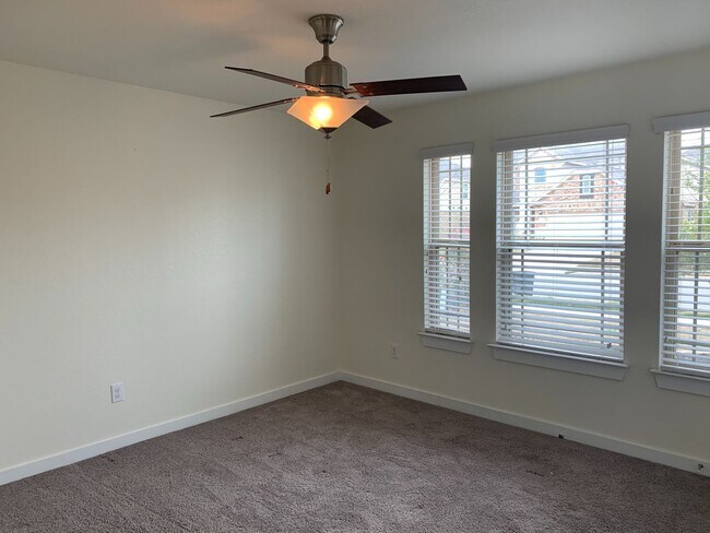 Building Photo - LOVELY ONE STORY HOME WITH EASY ACCESS TO ...