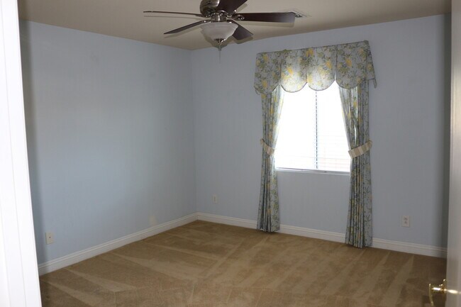 Building Photo - SHOWINGS AVAILABLE NOW