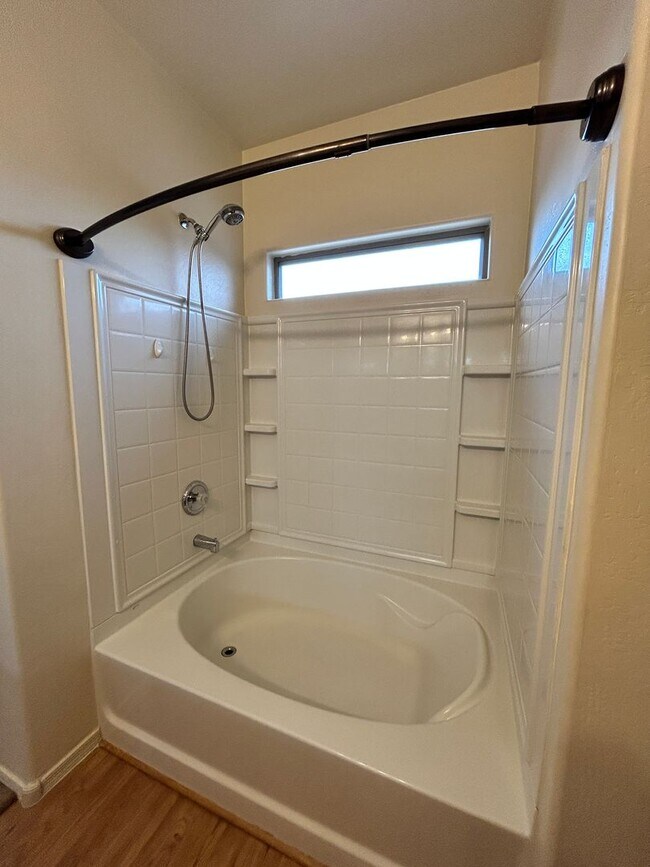 Building Photo - Large 3 Bed / 2 Bath Home with Sparkling P...