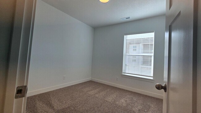 Building Photo - 6512 Skyline Lp Ln