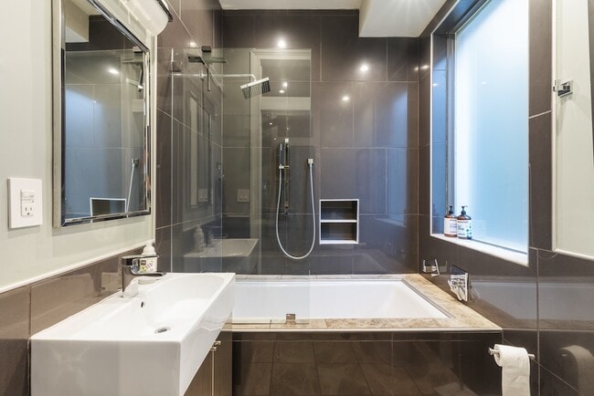 Building Photo - 717 Lampton St