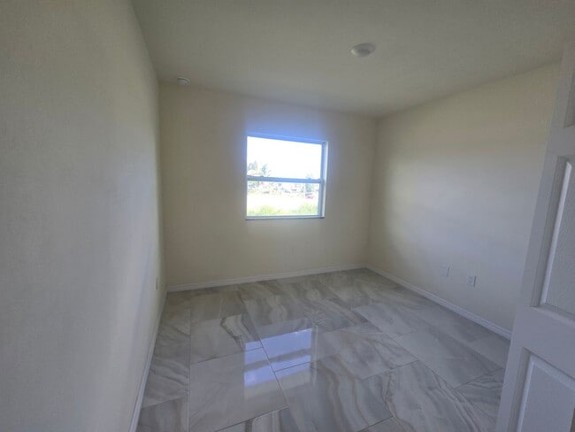 Building Photo - LARGE 3/2/1 -Duplex, prime Location-Lehigh Acres