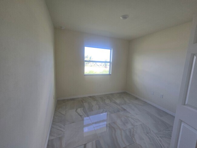 Building Photo - LARGE 3/2/1 -Duplex, prime Location-Lehigh...