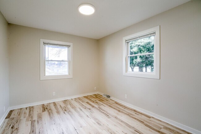 Building Photo - UPDATED 2 Bedroom Duplex With Garage!!