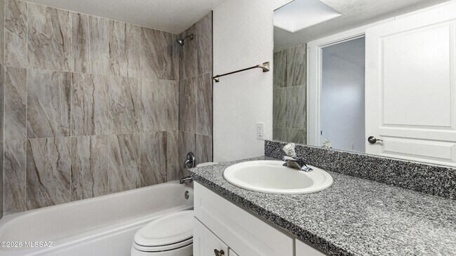 Building Photo - 574 Duchess Dr