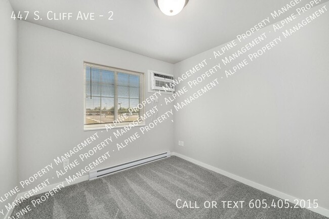 Building Photo - 447 S Cliff Ave