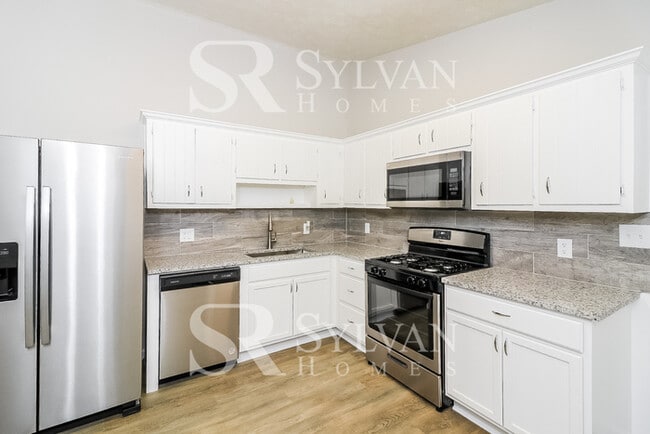 Building Photo - Enjoy the good life in this 3 BR, 2 BA ran...
