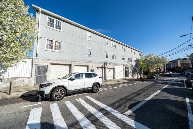 Building Photo - 524-526 4th St
