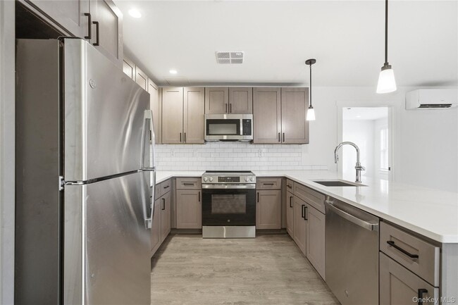 Building Photo - 180 Deer Park Ave