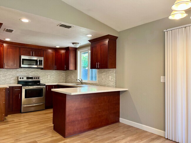 Building Photo - 3 Bedroom 2 Bathroom 2 Car Garage Home in Loomis