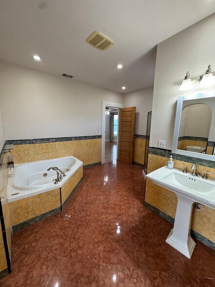 Building Photo - 2329 Curlew St