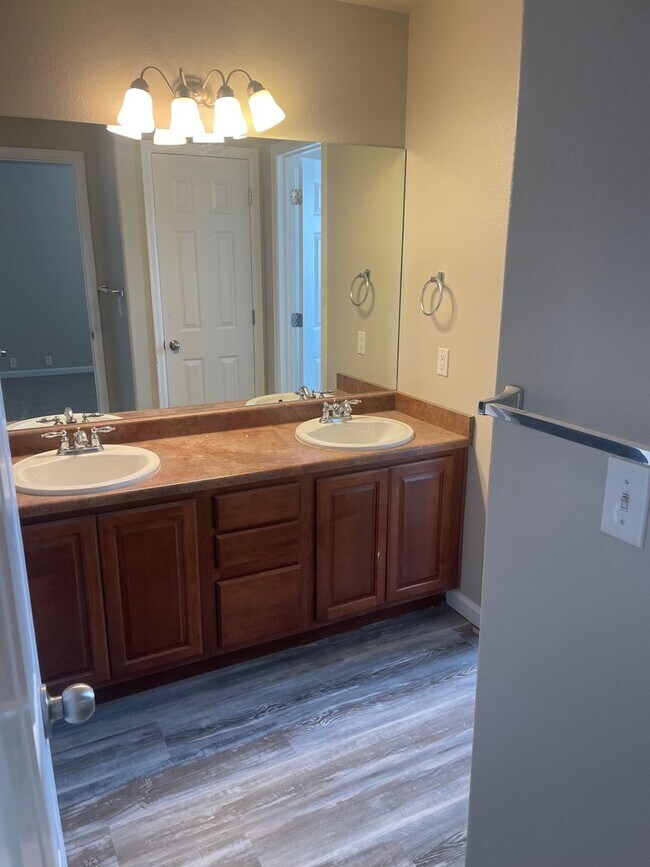 Building Photo - Monument remodeled townhome