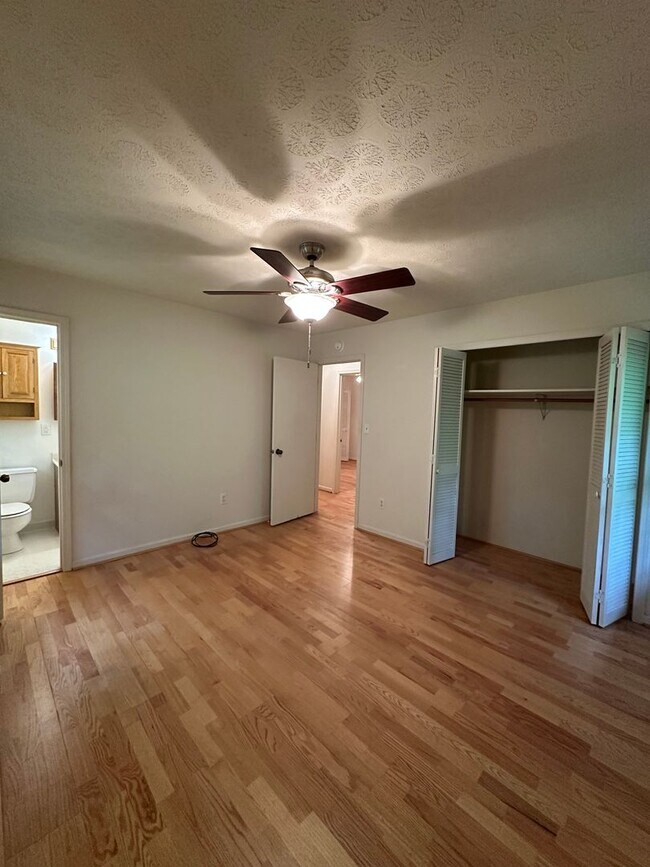 Building Photo - Available now,  3/2 with large unfinished basement, in University Heights