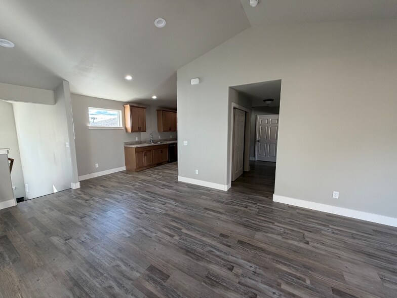 Building Photo - 1329 Lynn Ave