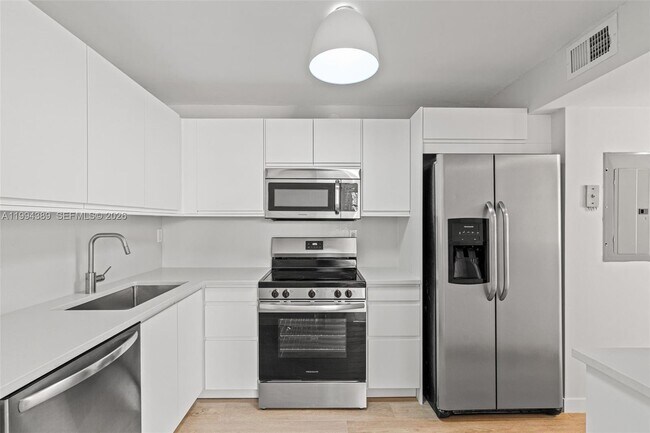 Building Photo - 5845 Collins Ave