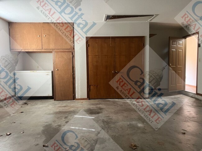 Building Photo - Country Beauty