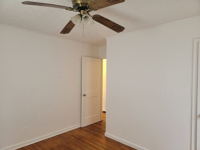 Building Photo - Affordable Living $1100 - Marta, AUC and C...