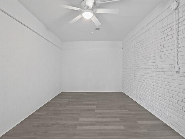 Building Photo - 526 Woodlore Dr