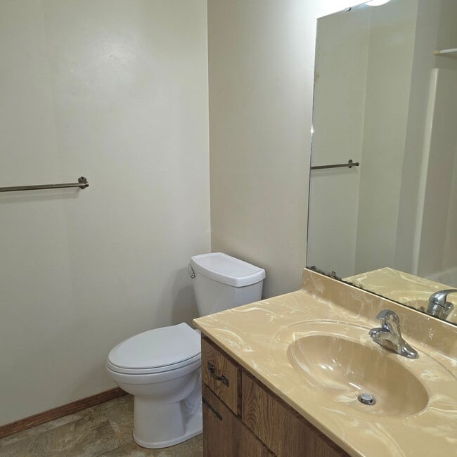 Building Photo - 436-436 E Redwood St