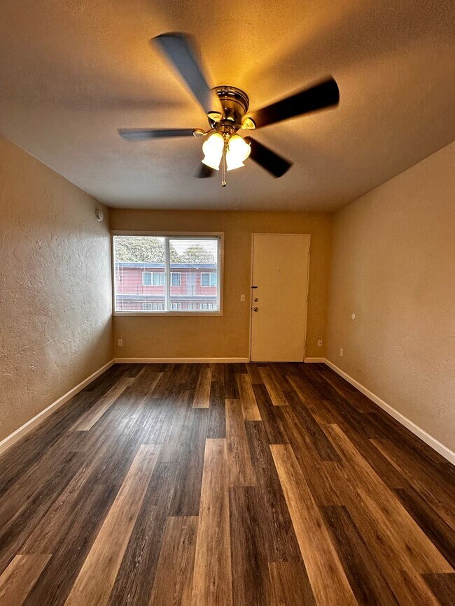 Building Photo - (WWA 5708) 1 bedroom/1 bathroom